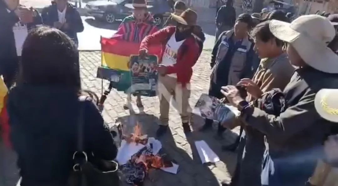 En el Alto en el Cabildo , queman foto de Samuel Doria Medina
