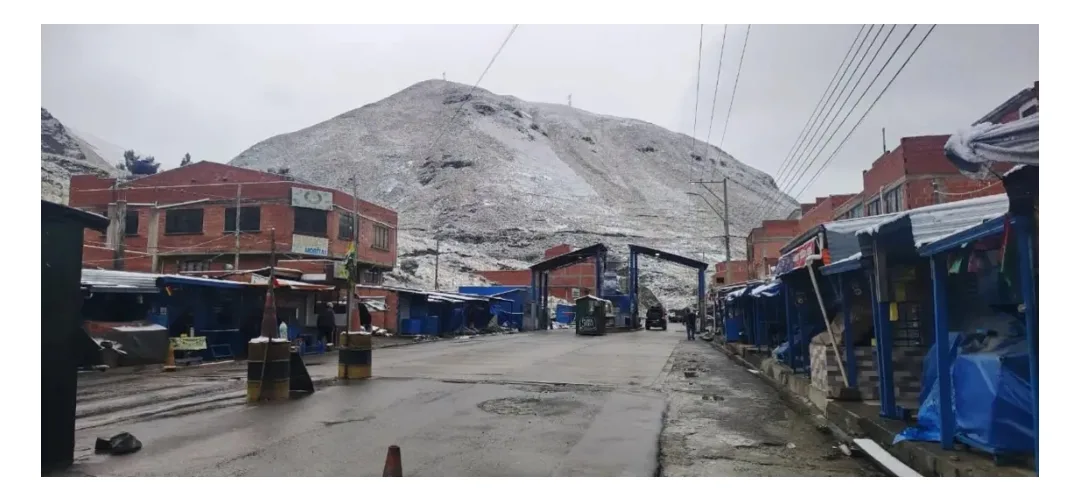 Tránsito suspende salidas hacia Los Yungas por intensa nevada